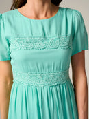 WOMEN'S SHORT SLEEVE LACE DETAILED MIDI DRESS